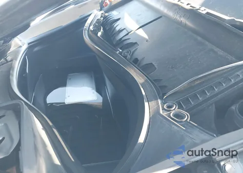 2024 Tesla Model Y Long Range Dual Motor All-Wheel Drive/Rwd z USA, uszkodzony, nr VIN 7SAYGDED5RF101473